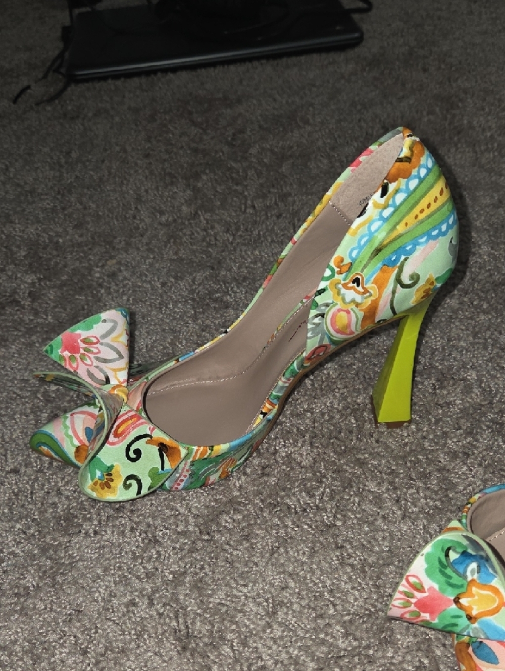 Betsey Johnson Mint Floral Bow Pointed-Toe Heels - Picture 6 of 9
